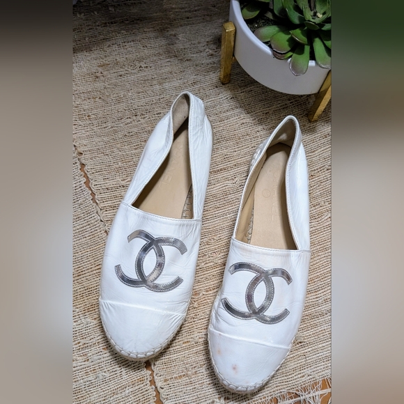 Chanel CC Logo Espadrilles Distressed Patent White Leather Flats - Picture 1 of 6